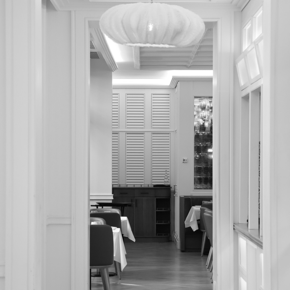 a black and white image of the inside of a restaurant